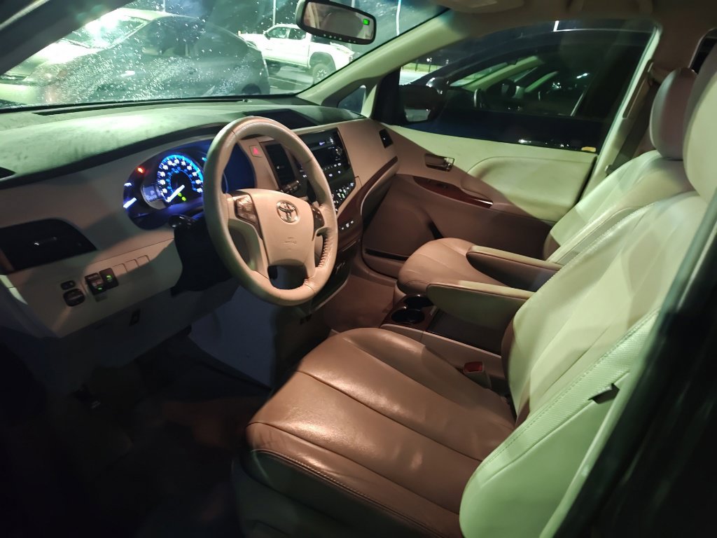 Used 2013 Toyota Sienna XLE FWD image 9