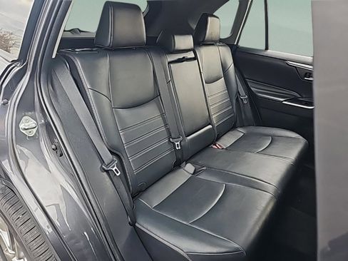 Used 2021 Toyota RAV4 XLE Premium image 31