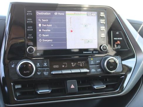 Used 2022 Toyota Highlander XLE AWD/4WD image 27