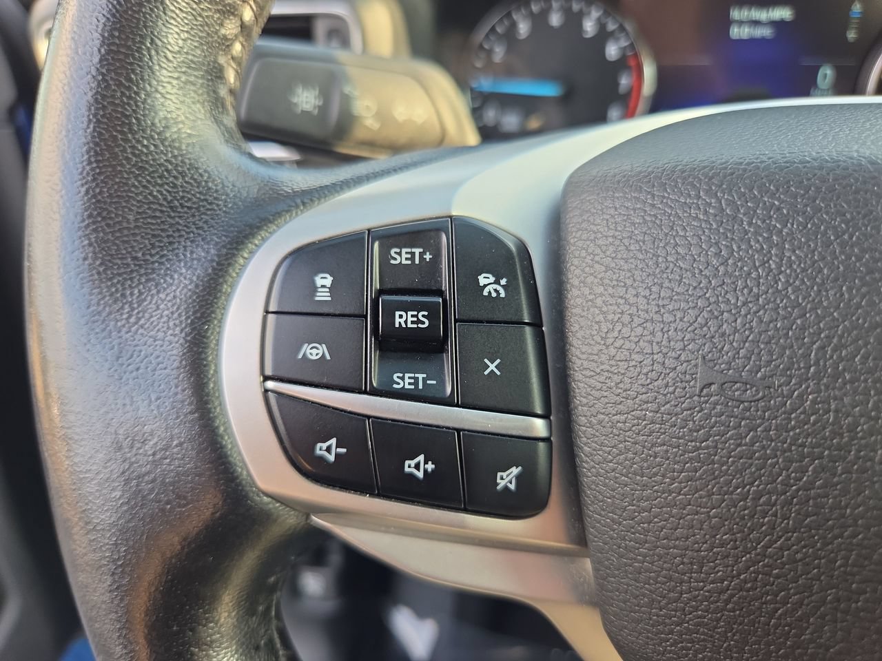 Used 2022 Ford Explorer XLT AWD/4WD image 30
