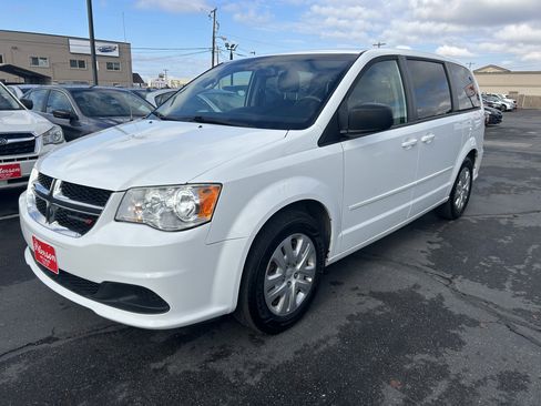 Used 2017 Dodge Grand Caravan SE w/ UConnect Hands-Free Group image 2