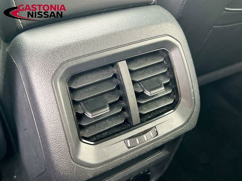 Used 2024 Volkswagen Tiguan SE image 34