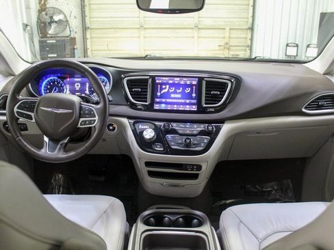 Used 2020 Chrysler Pacifica Touring-L w/ Advanced Safetytec Group image 11