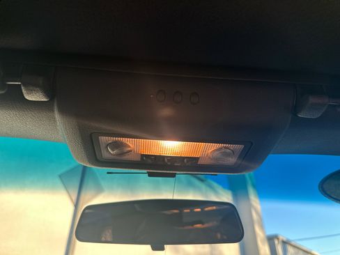 Used 2005 Ford Thunderbird image 28