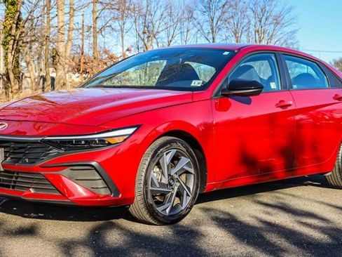 Used 2025 Hyundai Elantra Sport image 3