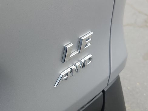 Used 2022 Toyota RAV4 LE AWD/4WD image 5