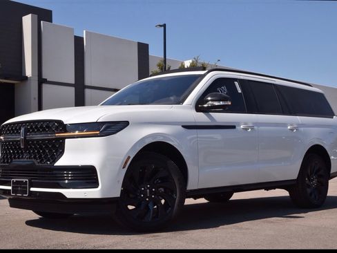 New 2025 Lincoln Navigator L Reserve w/ Jet Appearance Package AWD/4WD image 8