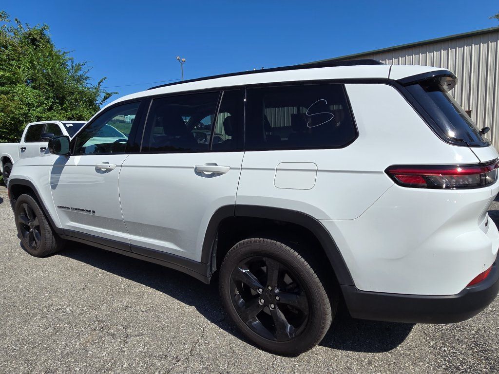 Used 2023 Jeep Grand Cherokee L Limited w/ Black Appearance Package AWD/4WD image 4