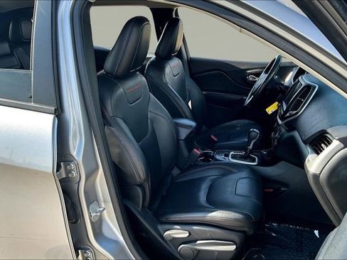 Used 2015 Jeep Cherokee Trailhawk w/ Leather Interior Group AWD/4WD image 28