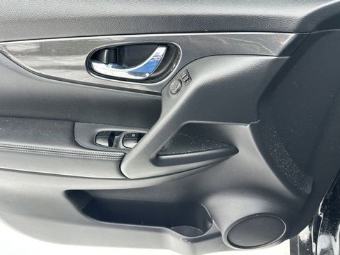 Used 2017 Nissan Rogue S image 17