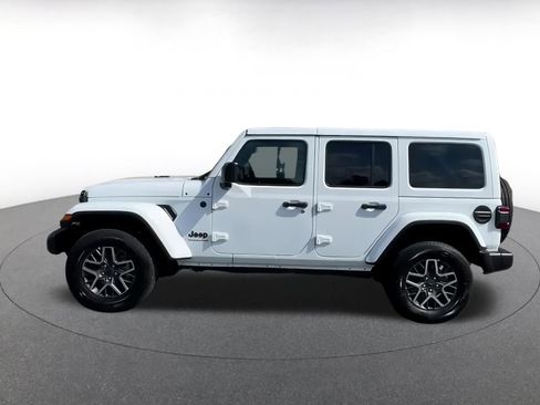 Used 2025 Jeep Wrangler Sahara image 8