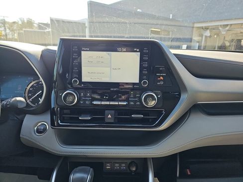 Used 2022 Toyota Highlander XLE image 25