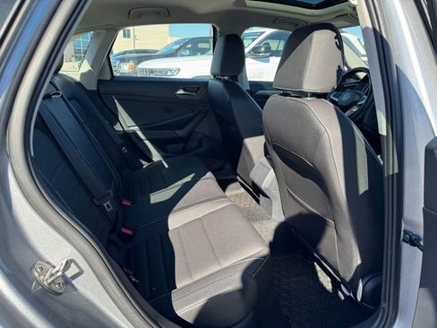 Used 2024 Volkswagen Jetta SE image 9