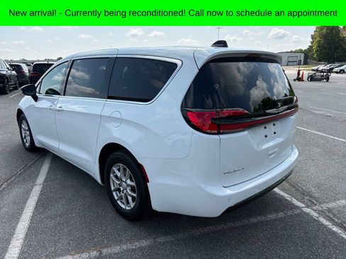 Used 2025 Chrysler Pacifica Select FWD image 8