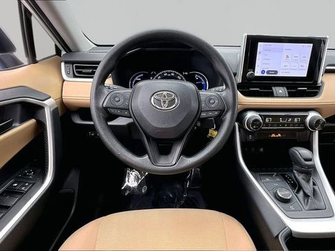 Used 2023 Toyota RAV4 LE AWD/4WD image 5