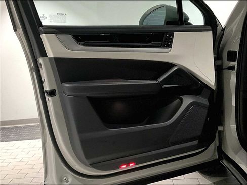 Used 2025 Porsche Cayenne Coupe image 26