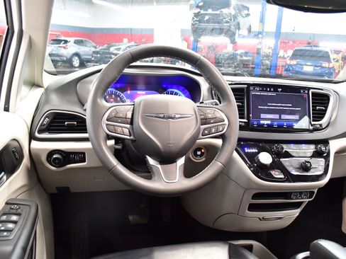 Used 2023 Chrysler Pacifica Touring-L FWD image 9