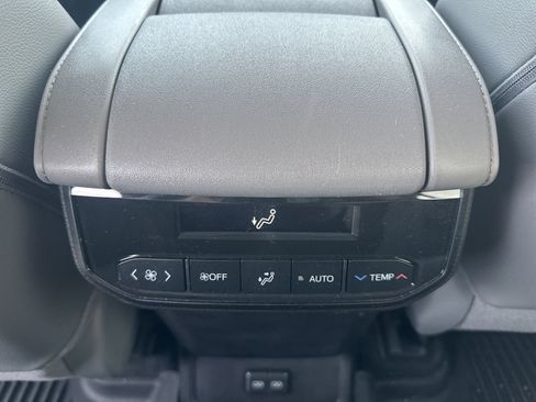 Used 2024 Toyota Highlander XLE image 17