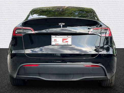 Used 2023 Tesla Model Y 2WD image 4