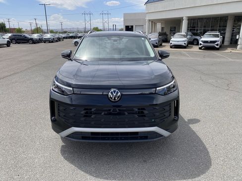 Used 2025 Volkswagen Tiguan SE w/ Panoramic Sunroof Package image 38