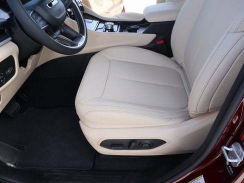 New 2025 Jeep Grand Cherokee Limited image 12