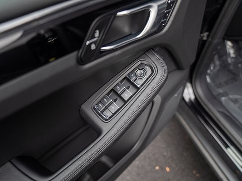 Certified 2025 Porsche Macan image 18