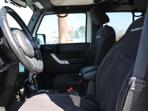 Used 2015 Jeep Wrangler Unlimited Rubicon image 14