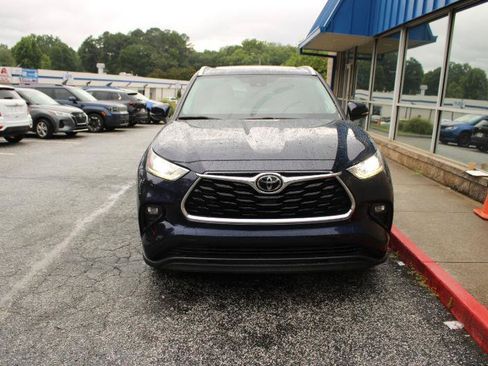 Used 2021 Toyota Highlander Limited FWD image 2