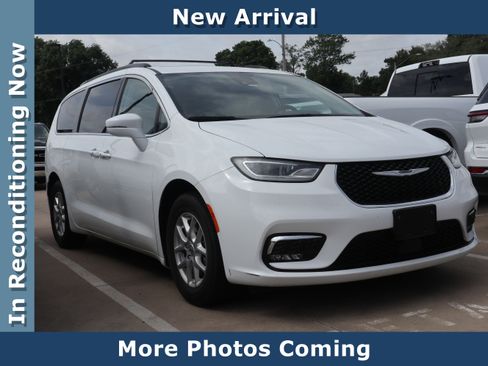 Used 2022 Chrysler Pacifica Touring-L FWD image 1