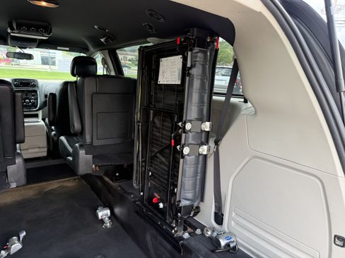 Used 2017 Dodge Grand Caravan SXT FWD image 32