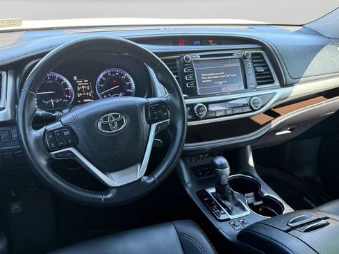 Used 2019 Toyota Highlander XLE AWD/4WD image 32