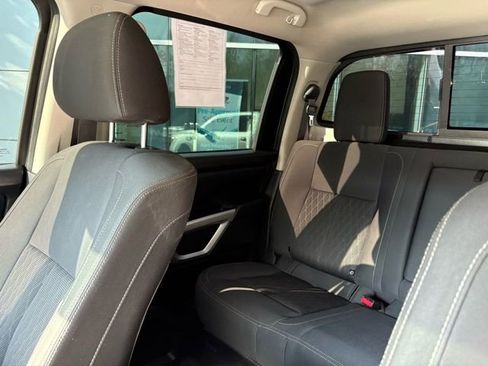 Used 2019 Nissan Titan SV w/ SV Convenience Package image 22