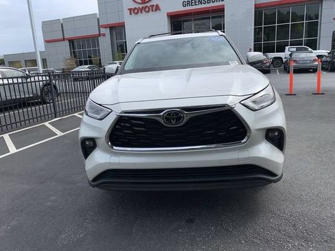 Used 2021 Toyota Highlander Limited AWD/4WD image 3