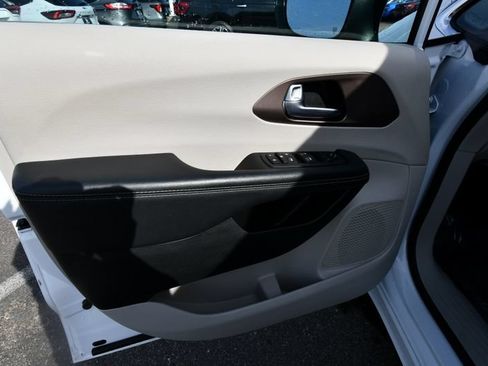 Used 2024 Chrysler Voyager LX FWD image 13