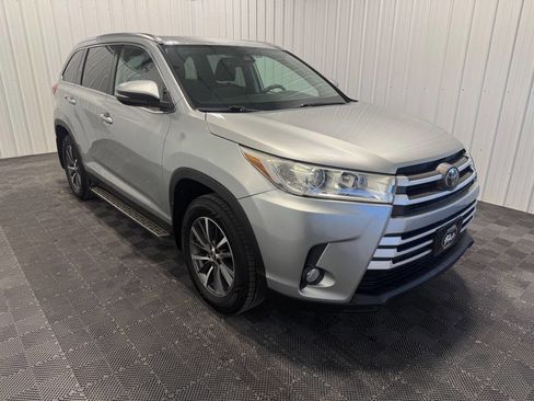 Used 2019 Toyota Highlander XLE image 2