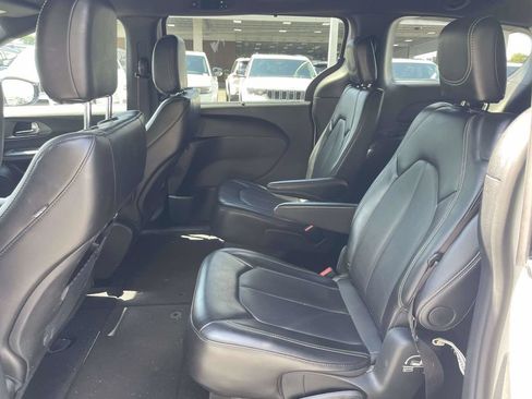 Certified 2025 Chrysler Pacifica Select FWD image 18