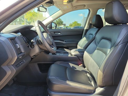 Certified 2025 Nissan Pathfinder SL w/ SL Premium Package FWD image 12