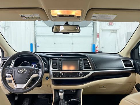 Used 2015 Toyota Highlander Limited image 10