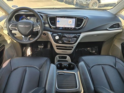 Used 2023 Chrysler Pacifica Touring-L FWD image 5