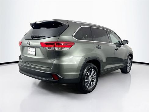 Used 2017 Toyota Highlander XLE FWD image 2