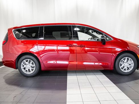 New 2026 Chrysler Pacifica Select image 3