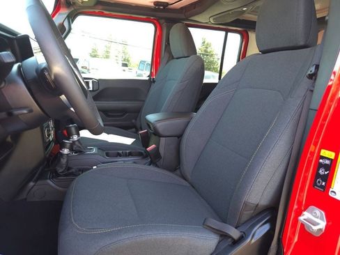 Used 2025 Jeep Wrangler Unlimited Sahara AWD/4WD image 18