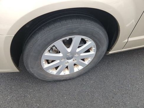 Used 2016 Chrysler Town & Country Touring w/ Driver Convenience Group image 9