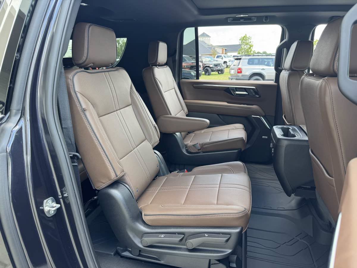 Used 2026 Chevrolet Suburban High Country RWD image 14
