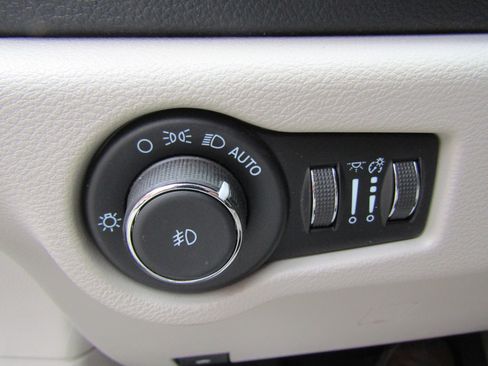 Used 2021 Chrysler Pacifica Limited w/ Uconnect Theater Family Group image 26