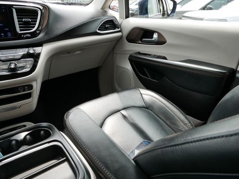 Used 2017 Chrysler Pacifica Touring-L FWD image 11
