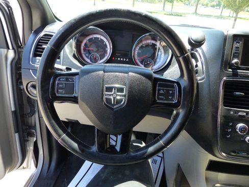 Used 2019 Dodge Grand Caravan SXT FWD image 24