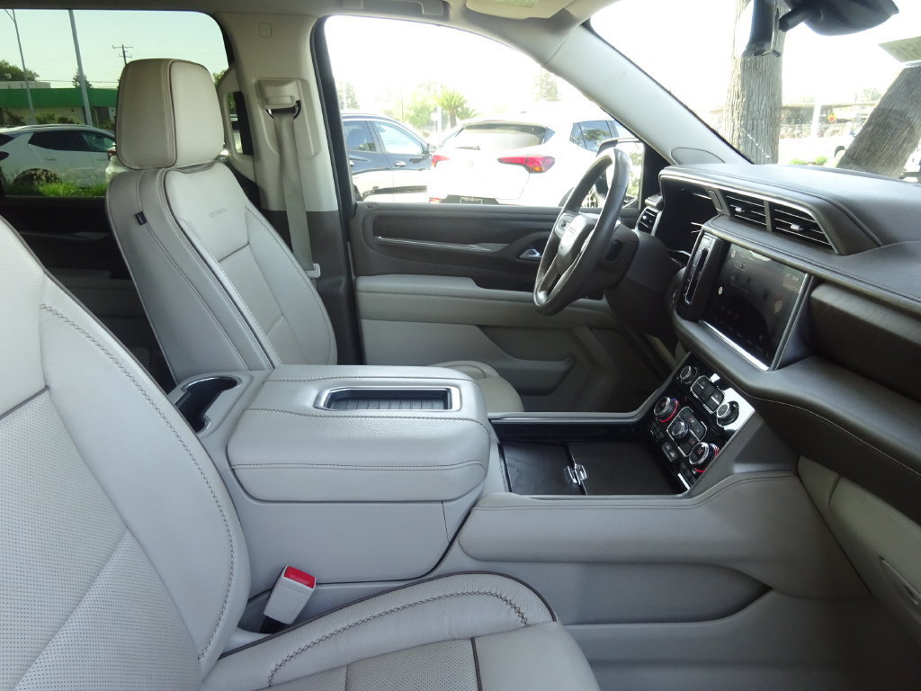 Certified 2022 GMC Yukon XL Denali w/ Denali Premium Package AWD/4WD image 15