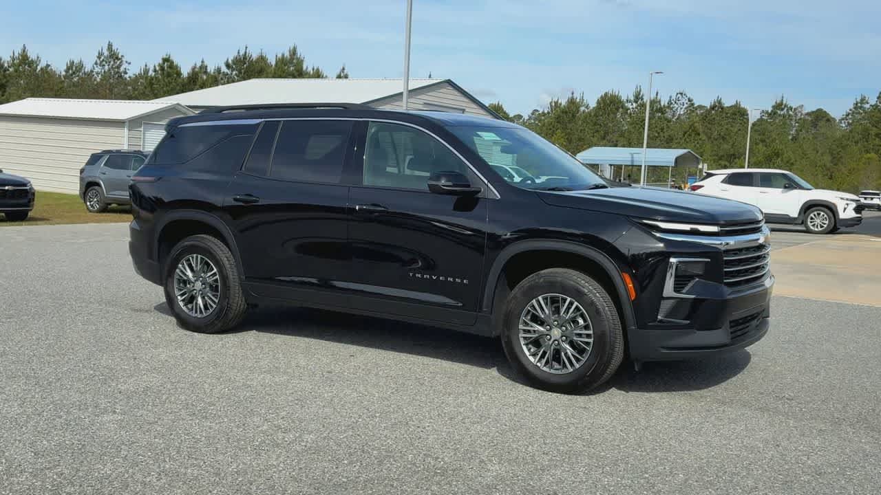 Used 2026 Chevrolet Traverse LT FWD image 2