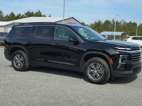 Used 2026 Chevrolet Traverse LT FWD image 2